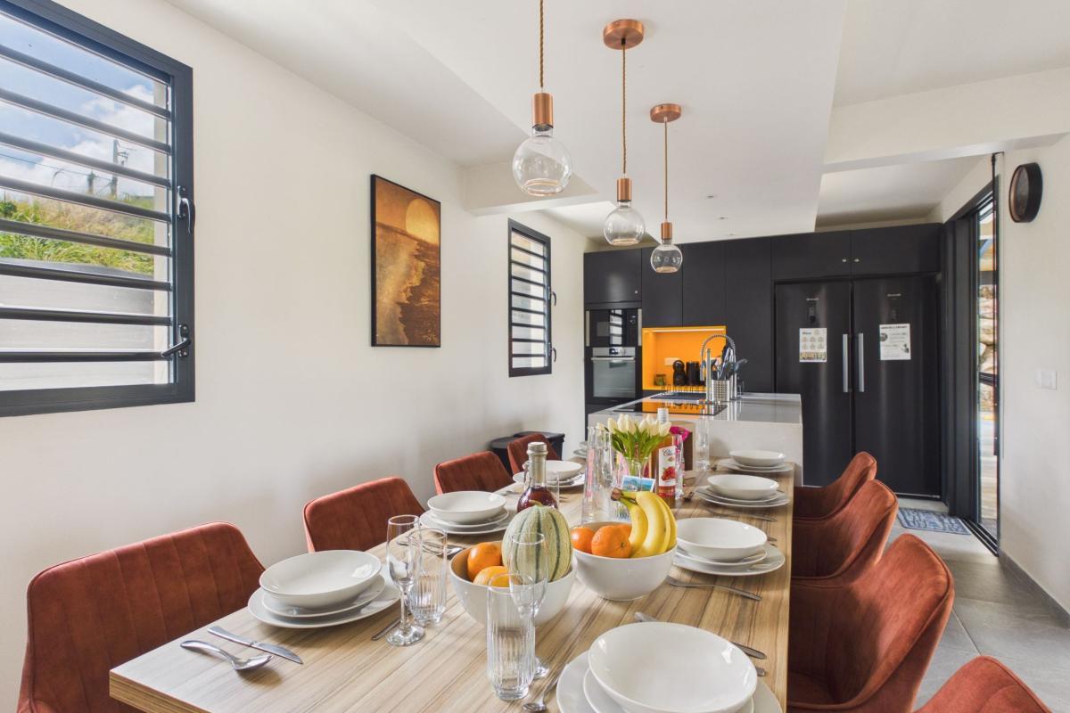 Location trois ilets 8 personnes martinique - table à manger interieur